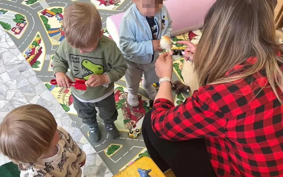 Bambini giocano con l’educatrice e animali giocattolo all’Asilo Busti